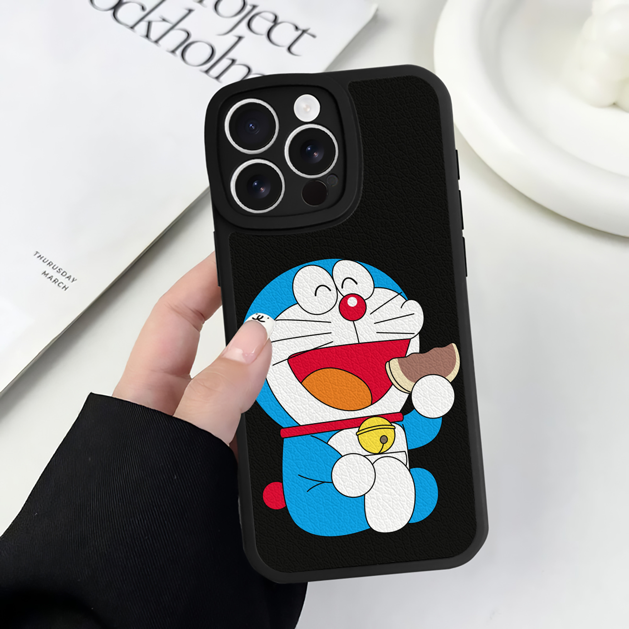 （画像用） ドラえもん Doraemon 【iPhone 16シリーズ対応】シリコンスマホケース（レザー調） 材質：シリコン